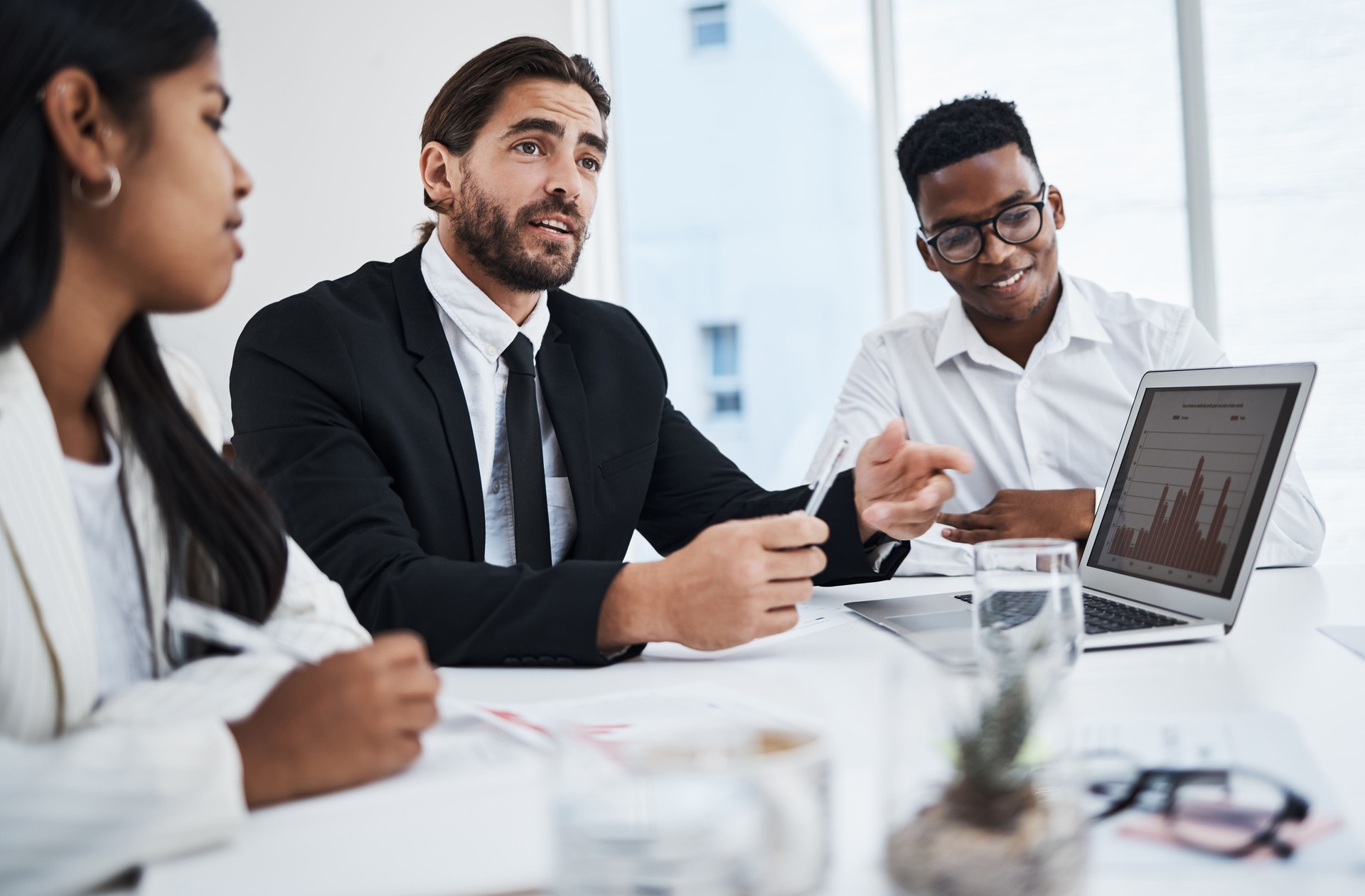 Foto de un joven empresario teniendo una reunión con sus colegas en una oficina